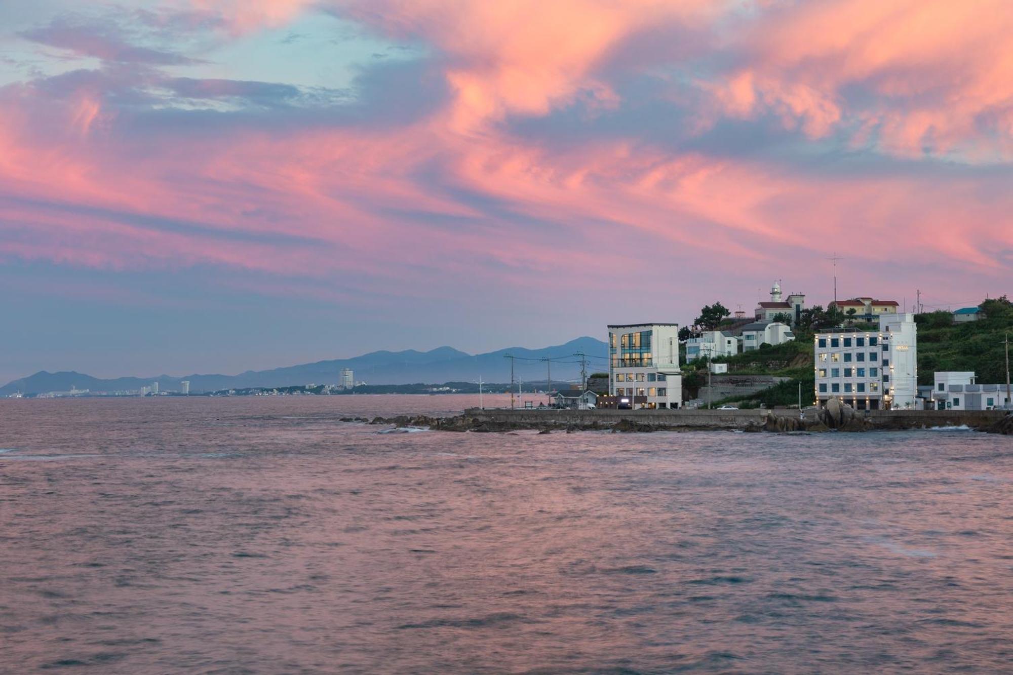 Gangneung Hue Pension Ocean View, Spa, Couple ภายนอก รูปภาพ